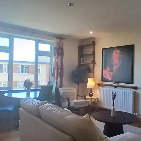 Bright 2bdr Sandymount Near Sea دبلن
